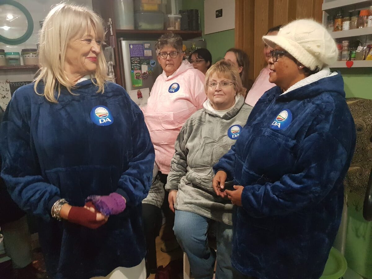 Emsie Meyer, Amanda Venter en Lida Vermeulen toon DA-Snuggle Huggles met raadslid Cerfontein.