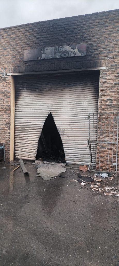 Verbrande motorhuisdeur met geblakerde oppervlak