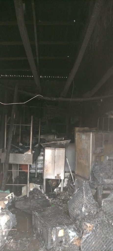 Binnekant van eenheid met verkoelde strukture en brandskade