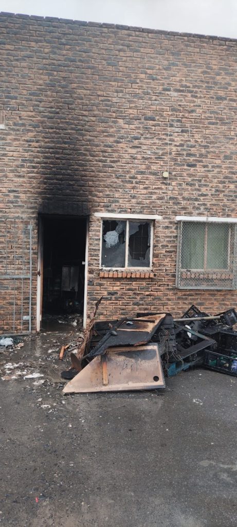 Verbrande geboue toon uitgebreide skade na brand by metaalonderneming