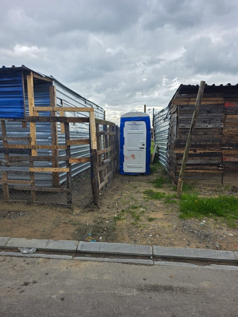 Een mobiele toilet bedien alle inwoners van Kwilistraat in Macassar se Deepfreeze-gebied.