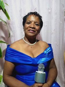 Strand-verpleegster fluit hoop in ander se harte