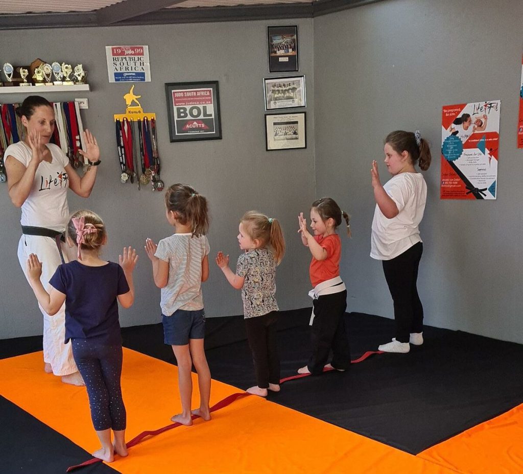 LifeFit-eienaar Madré van Dalen onderrig 'n groep meisies in praktiese selfverdedigingsvaardighede.