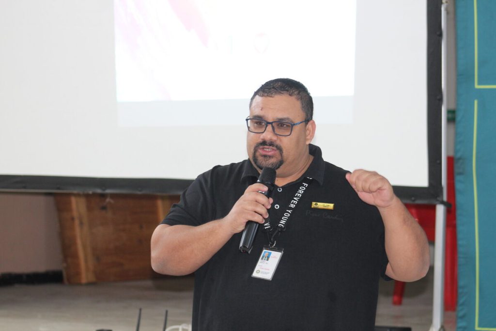 Peter Helfrich, plaaslike raadslid, gee sy weergawe van die huisvestingsituasie in Kwilistraat, Macassar.