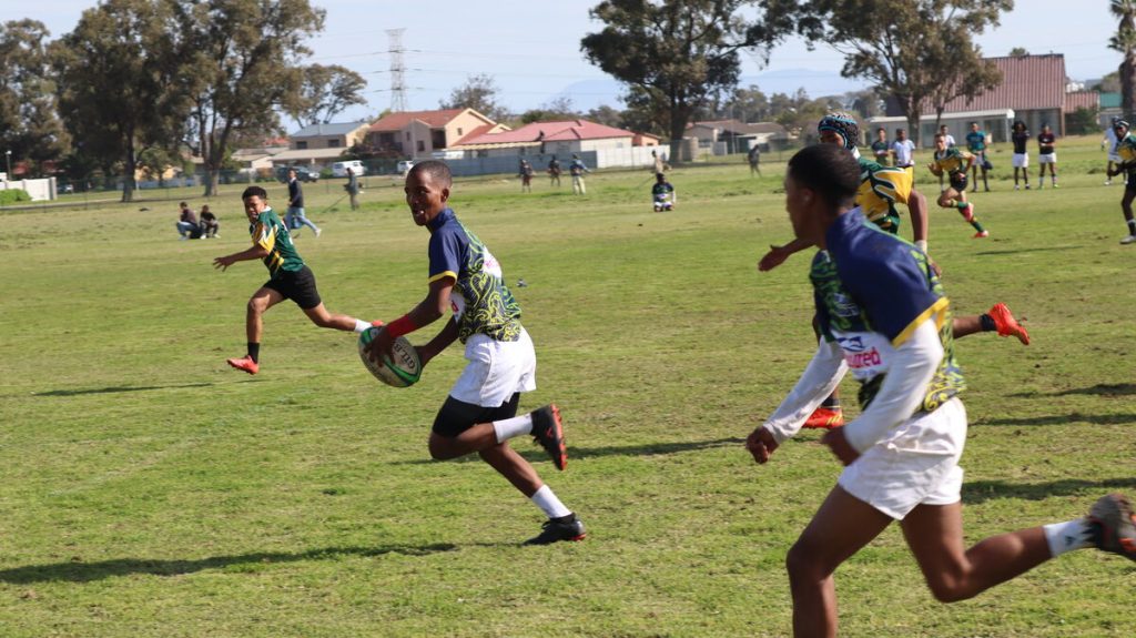 Wesley Swartz van Rusthof bars deur Gordon se verdediging tydens die o.16-rugbyderby op Helderzicht.