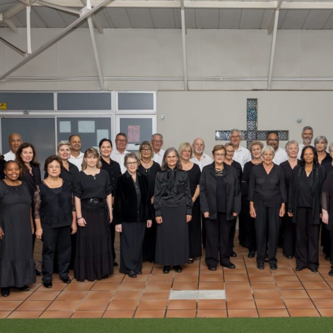 Stadskoor Tygerberg-koorsangers in konsertklere gereed vir "As Long as I have Music" uitvoering by NG kerk.