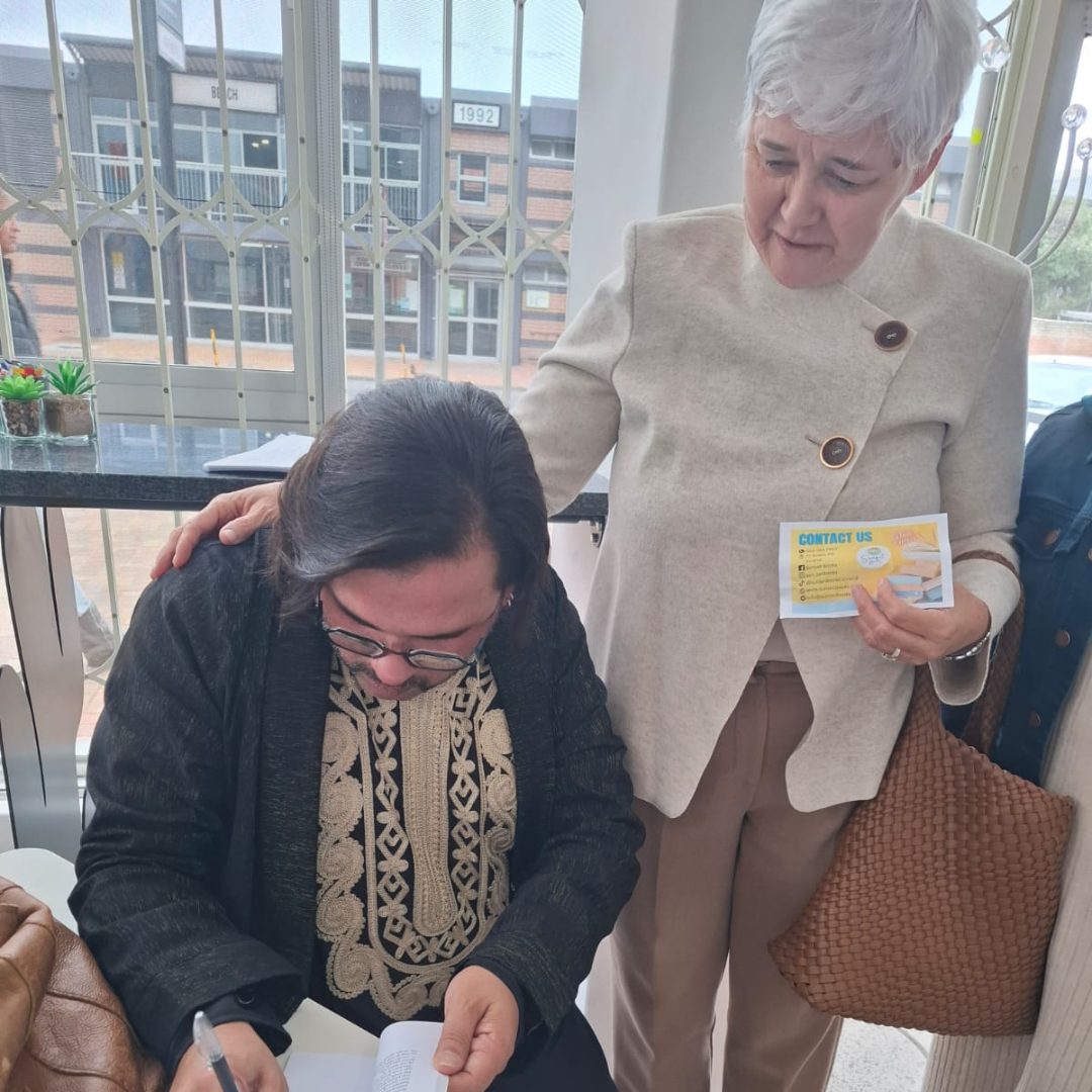 Sannya Smith onderteken Oorlewende vir Michelle Turner van ROTO by Sunset Books