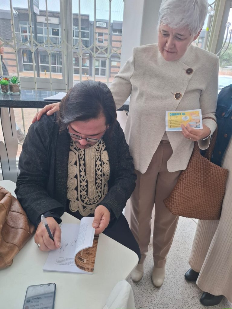 Sannya Smith onderteken Oorlewende vir Michelle Turner van ROTO by Sunset Books