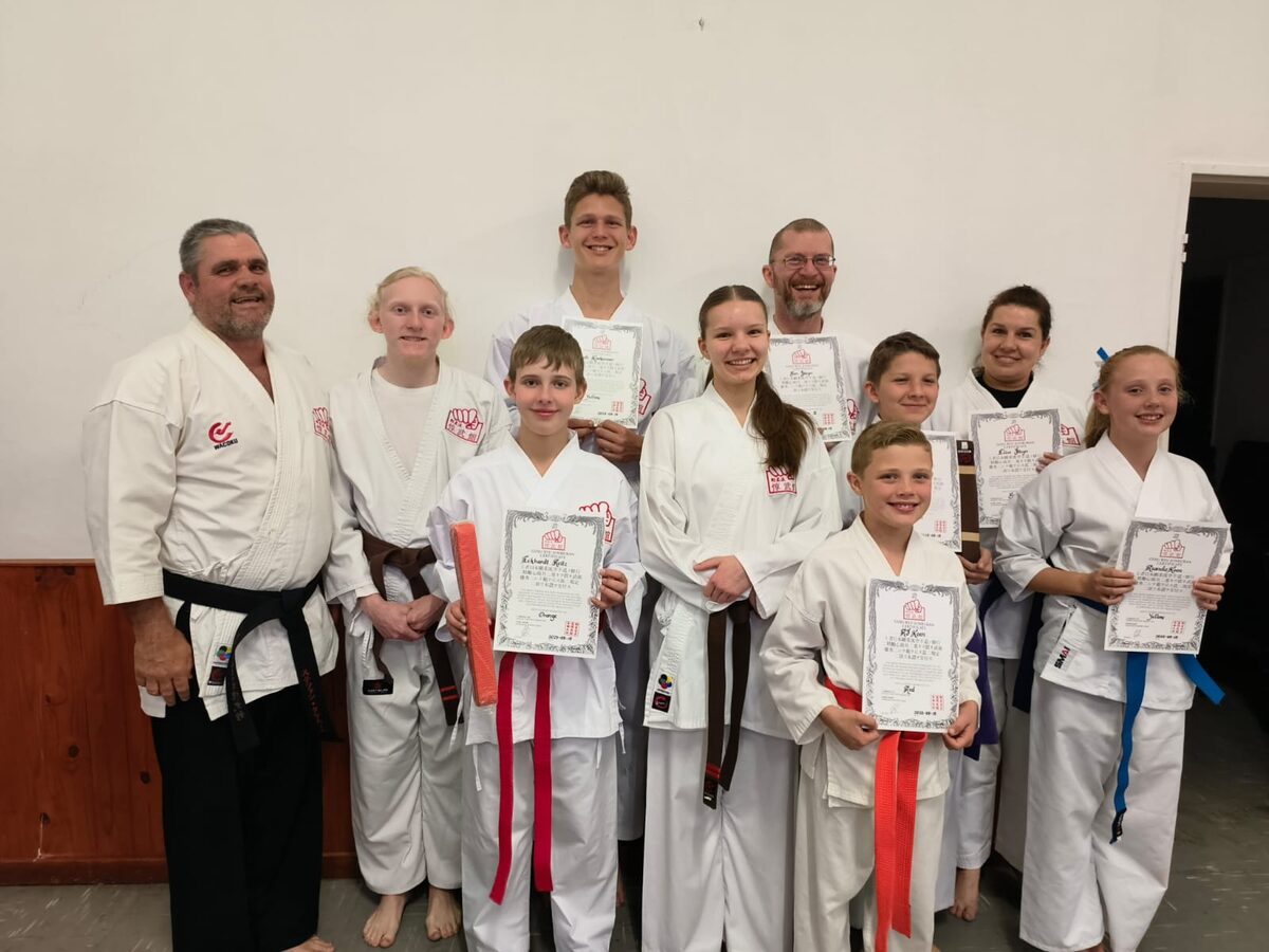 Karatestudente van Junbukan-dojo in Strand vier sukses nadat hulle hul graderingtoets voltooi het.