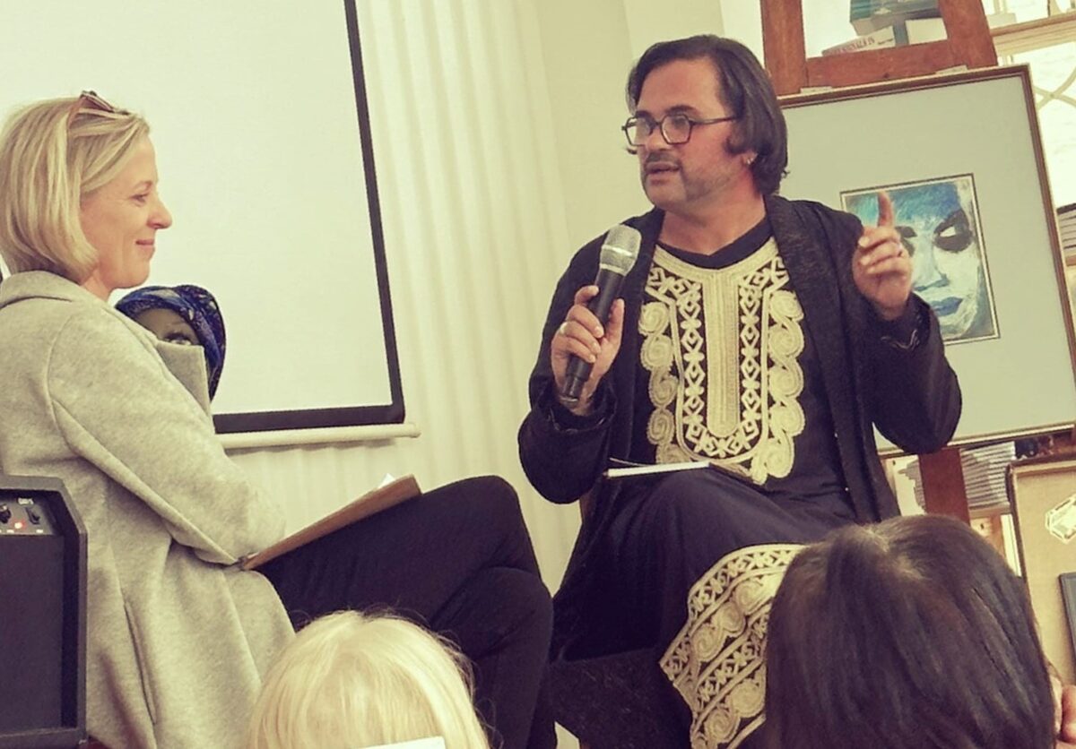 Sannya Smith (regs) praat met Udine Joubert, eienaar van Sunset Books, oor Oorlewende by die bekendstelling.