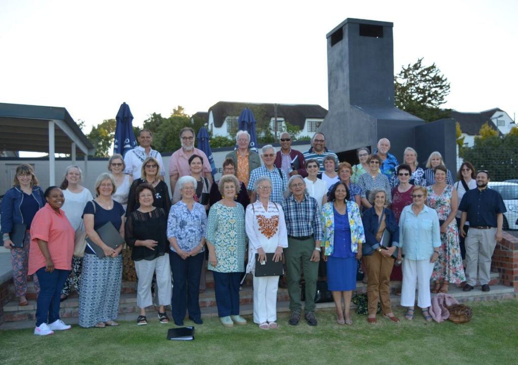 Stadskoor Tygerberg-koorsangers in konsertklere gereed vir "As Long as I have Music" uitvoering by NG kerk.