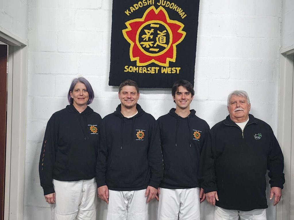 Van links: Ilse Reyneke (die Protea-spanbestuurder) by Jean du Toit (Protea- Kata-spanlid), Charl du Toit (Protea- Kata-spanlid) en Gert Gouws (hoofsensei van Kadoshi Judokwai).