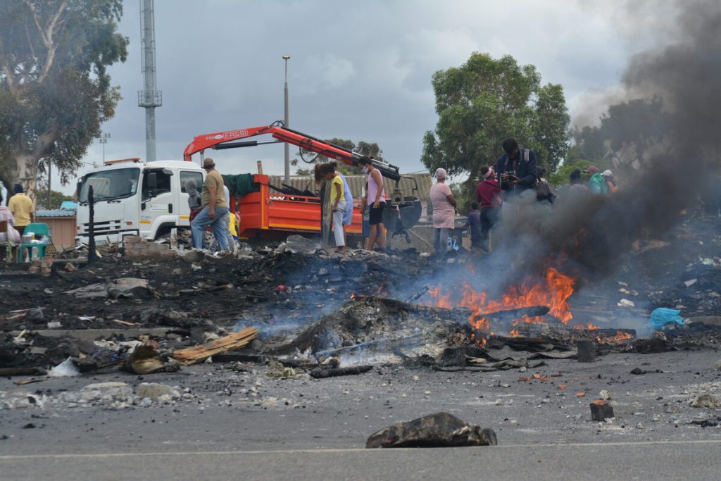 Gemeenskapsbetoging ná brand wat agt gesinne haweloos gelaat het, Februarie 2021.