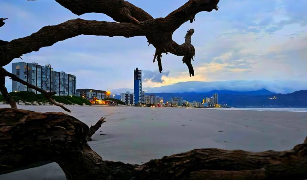 Cobus Germishuys het Sondag 7 September dié foto van die beeldskone en stil strand geneem. 
Foto: Cobus Germishuys