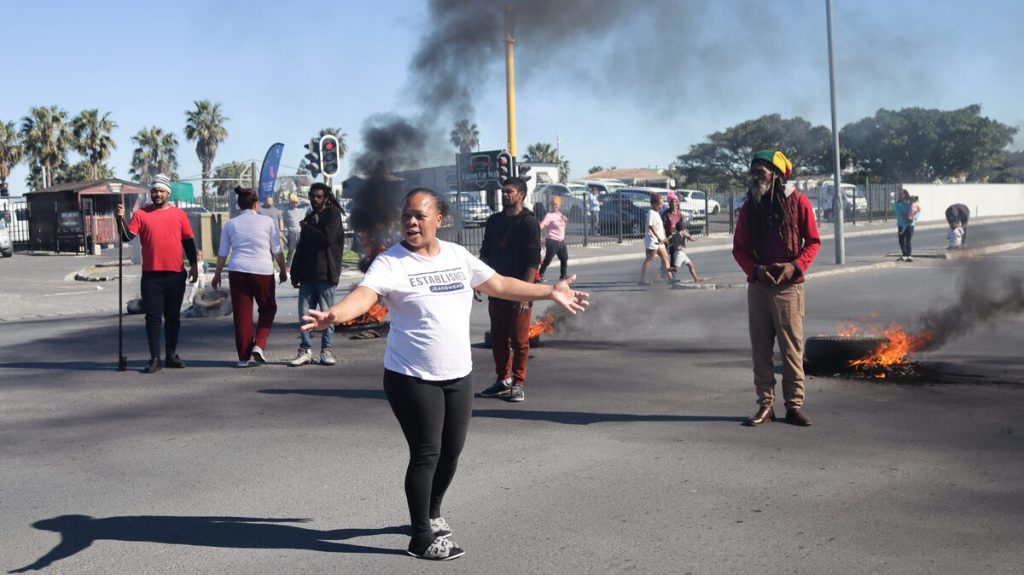 Betogers met brandende bande by Gordonsbaaiweg-kruising tydens Beverly Hills-betoging op 18 Augustus.