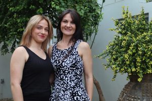 Gordonsbaai ma-en-dogter ‘niervriende’ inspireer met oorlewingsverhaal