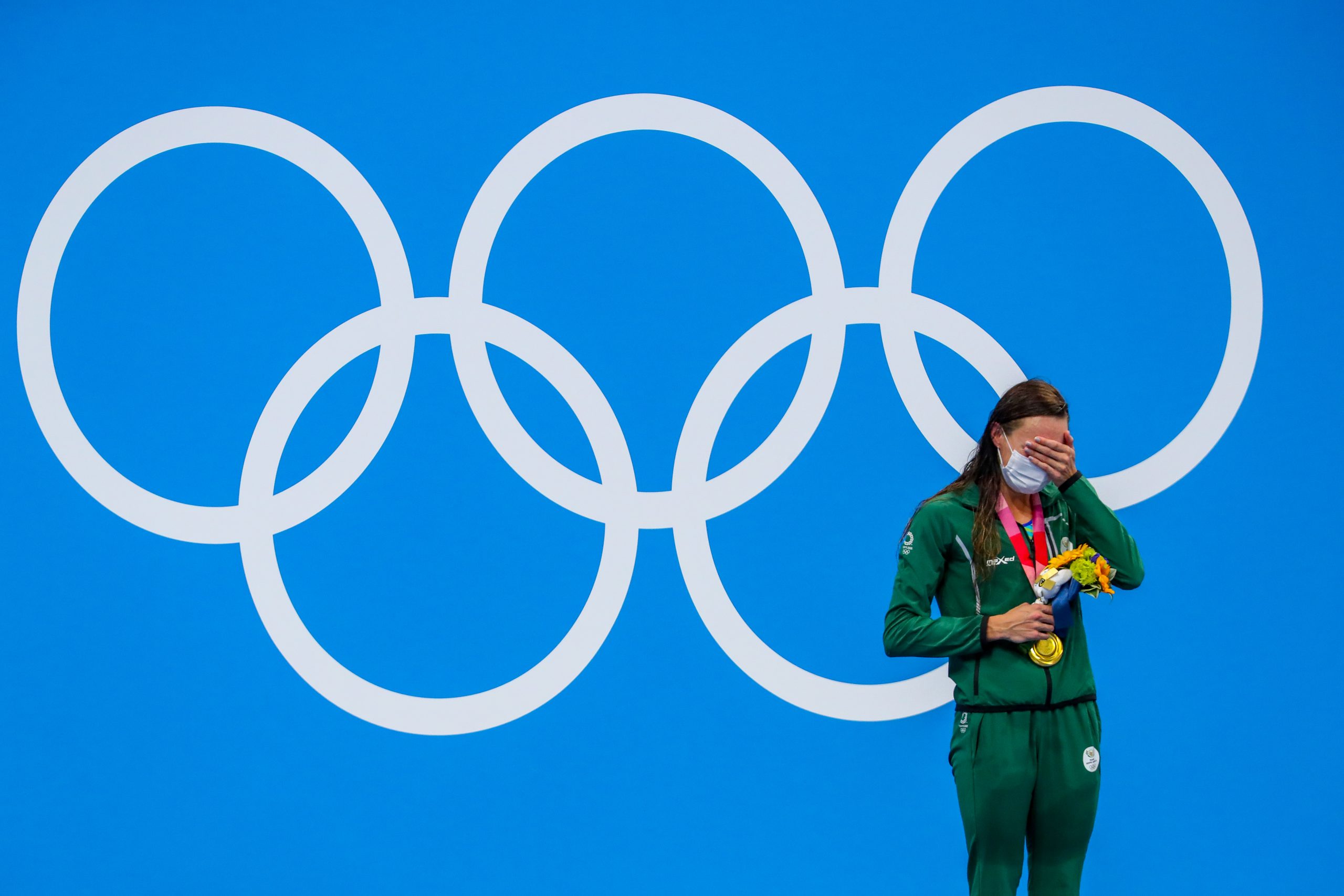 An emotional Tatjana Schoenmaker, now Smith, of South Africa on the winners' podium after winning the women’s 200 m breaststroke final and setting a new world record at the Tokyo 2020 Olympic Games Photo: Roger Sedres/Gallo Images