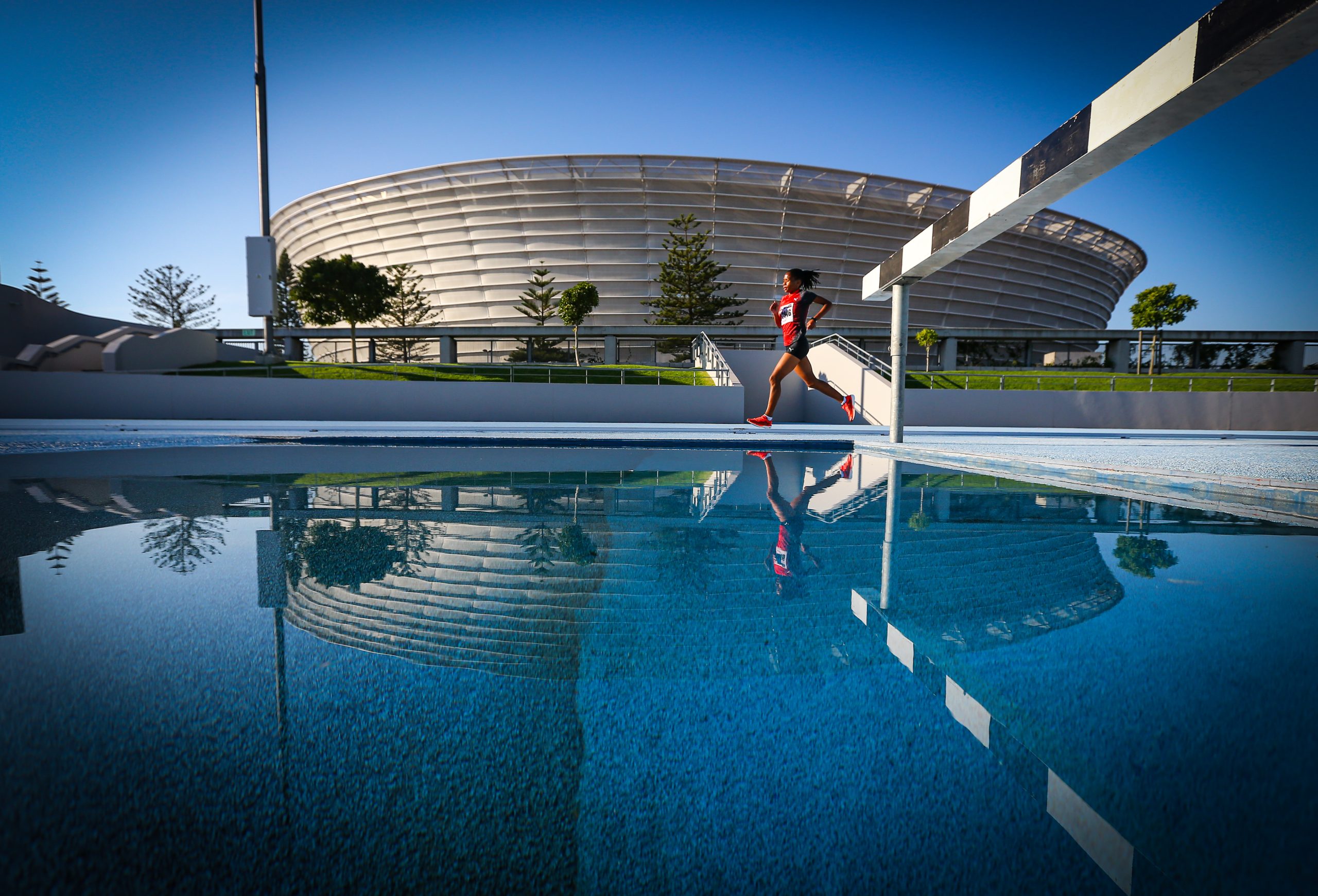 Bulelwa Simae in the women’s 5 000 m during the Western Province Athletics middle distance meeting at Green Point Athletics Stadium in June 2021. Photo: Roger Sedres/Gallo Images