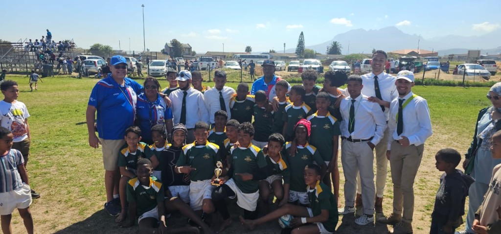 Jong rugbyspelers van Strand-Moslem Primêr met hul trofee vir o.7-minirugby deelneming