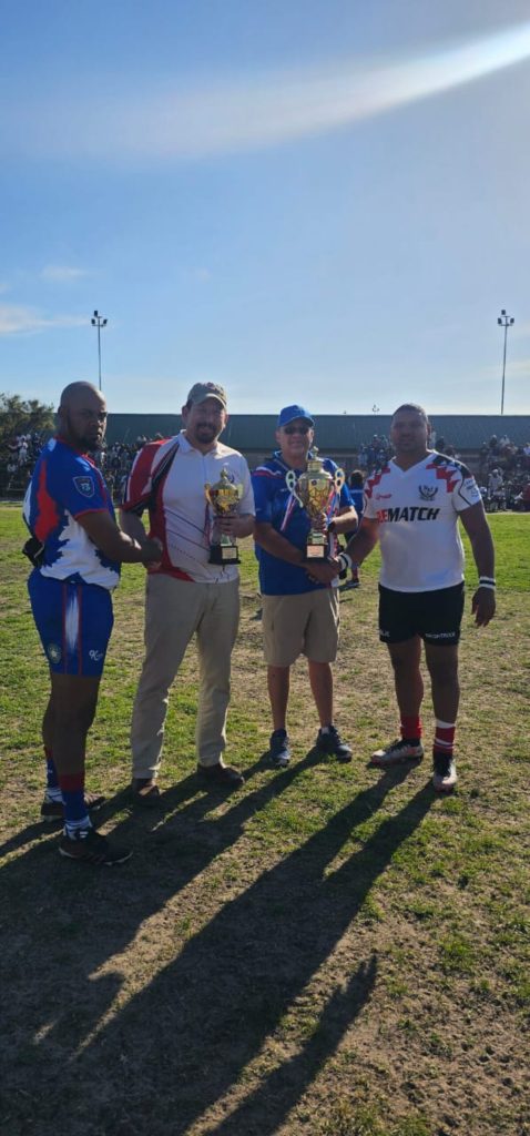 Klubleiërs van Liga en United ruil trofeë uit en skud hande na afloop van gemeenskapsrugbydag