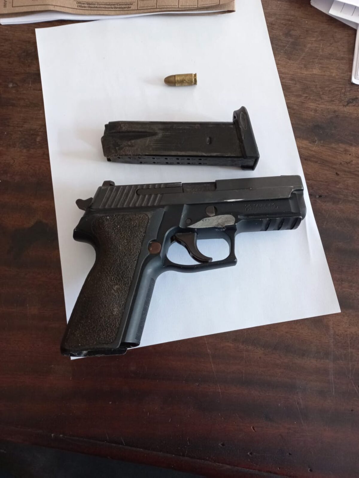 Bewysstukke: vuurwapen en ammunisie gekonfiskeer van verdagte na skietery