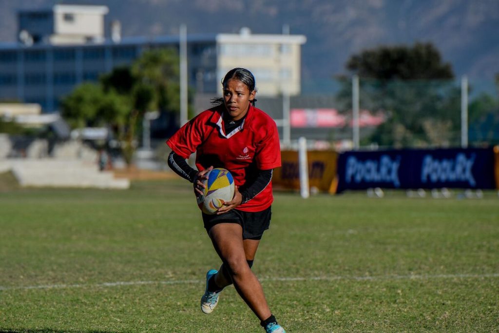 Mia Kanka van Strand in rugby aksie