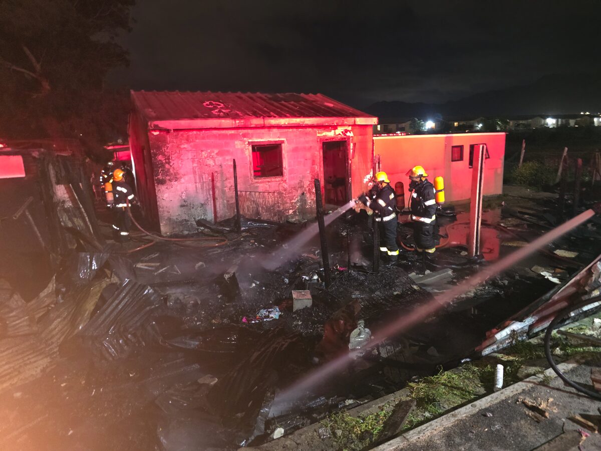 Agt mense dakloos na brand in Sercor-park, Strand wat wonings vernietig