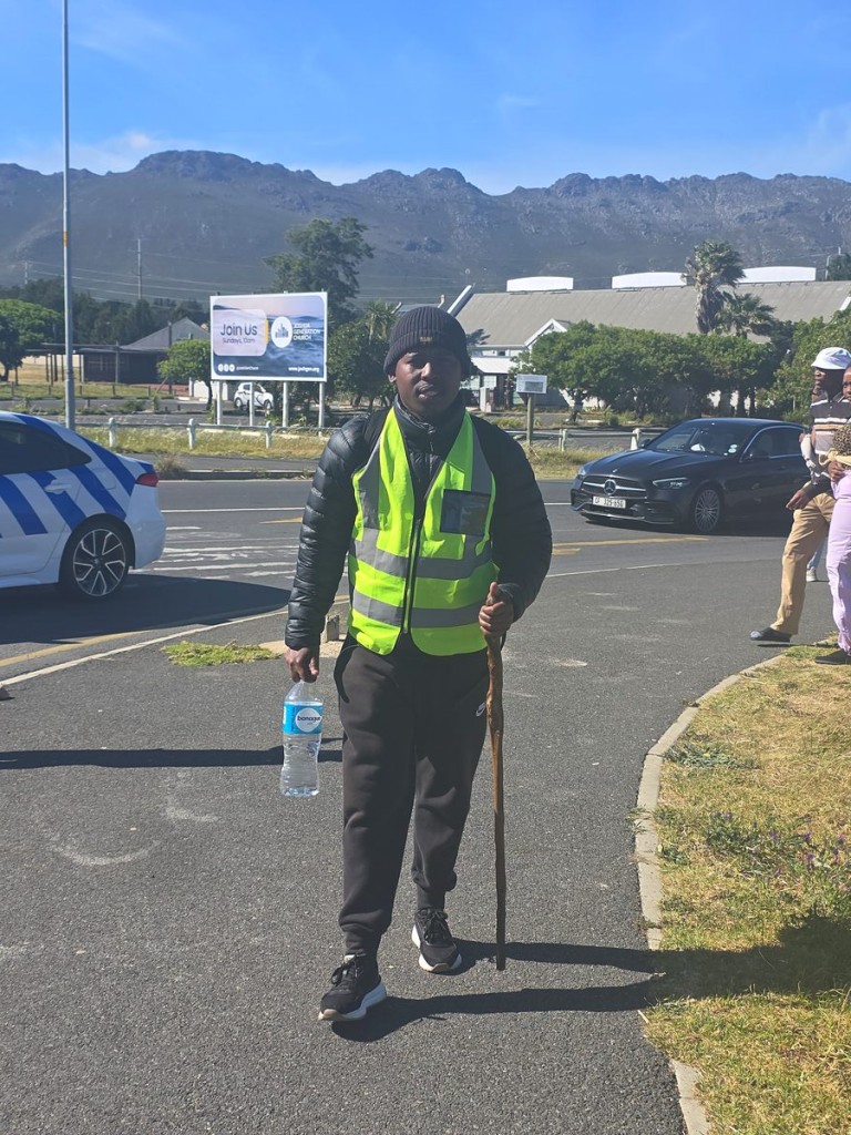Zondani walking along road during his trek from Gqeberha to Cape Town