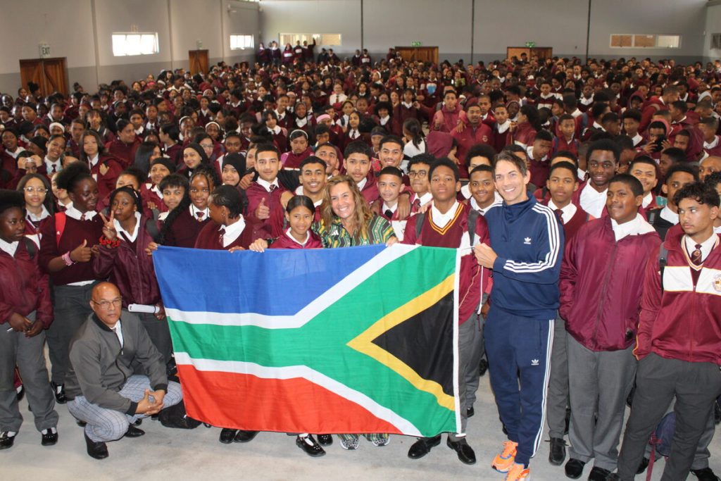 Rhonda Vetere with the students of Zandvliet High. Photos; Yaseen Gaffar