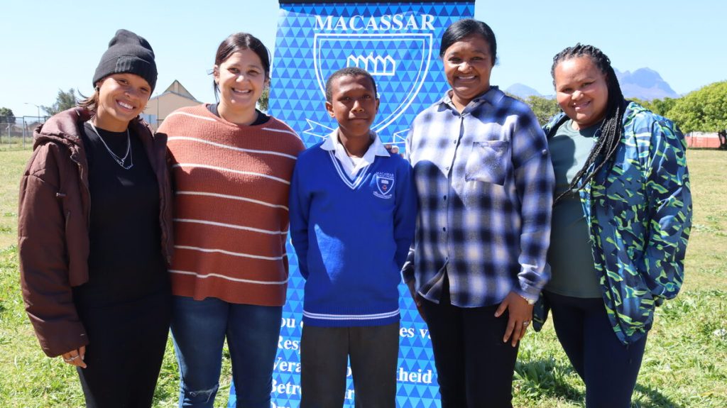 Devandré met ondersteuningspan van Macassar Primêre Skool: Rickecia, Bronwyn, Lizette en Berine.