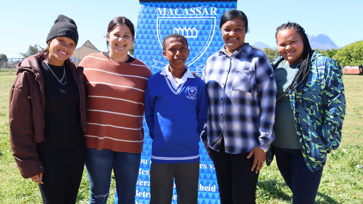 Devandré met ondersteuningspan van Macassar Primêre Skool: Rickecia, Bronwyn, Lizette en Berine.