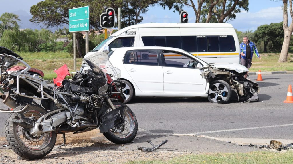 Skade sigbaar na botsing tussen motorfiets en sedan by Victoriaweg kruising waar 26-jarige ryer ernstig beseer is.