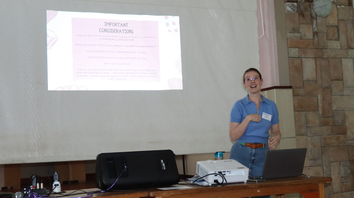 Arbeidsterapeut Shelby Weyer deel inligting oor outisme-terapieë by bewusmakingsessie