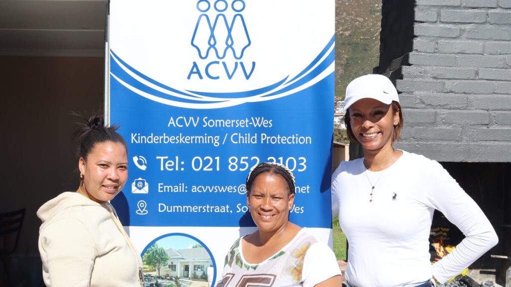 Maatskaplike hulpwerkers Cassidy Swarts en Hendricka Schoeman met Candice Hering