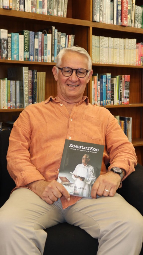 Sjef Frik de Jager hou sy nuutste kookboek "Koesterkos" tydens die bekendstelling op.