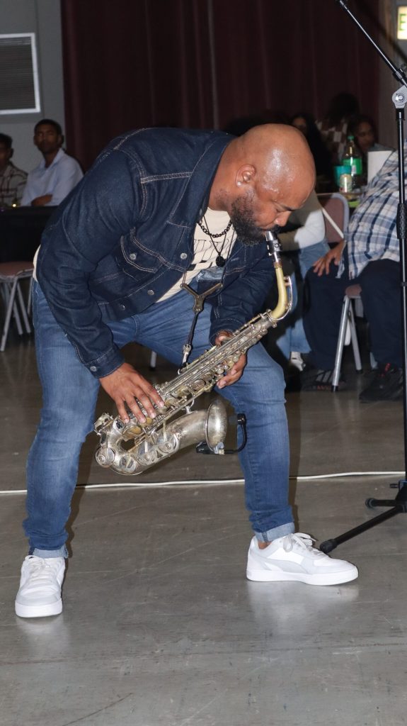  Don Vino in aksie tydens sy stel by die Purple Rose Collective-konsert.