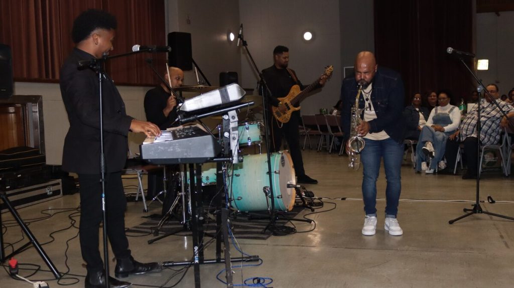 Don Vino voer op tydens A Night of Song in Strand-stadsaal.