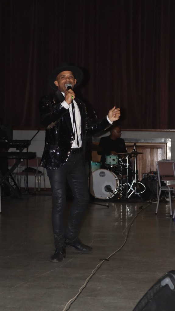 Mujahid George voer op by die Purple Rose Collective se A Night of Song.