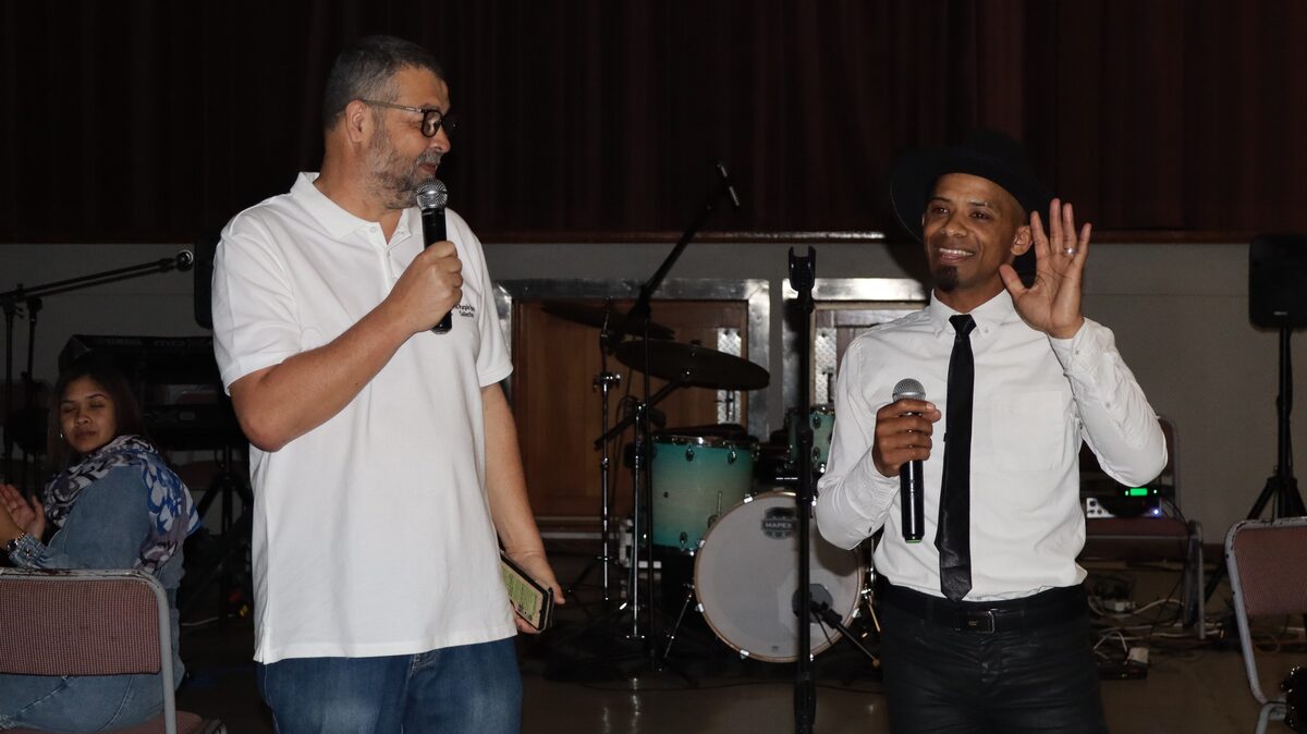 Kevin Hector stel die Buddy the Brain dwelmvoorkomingsprogram bekend.