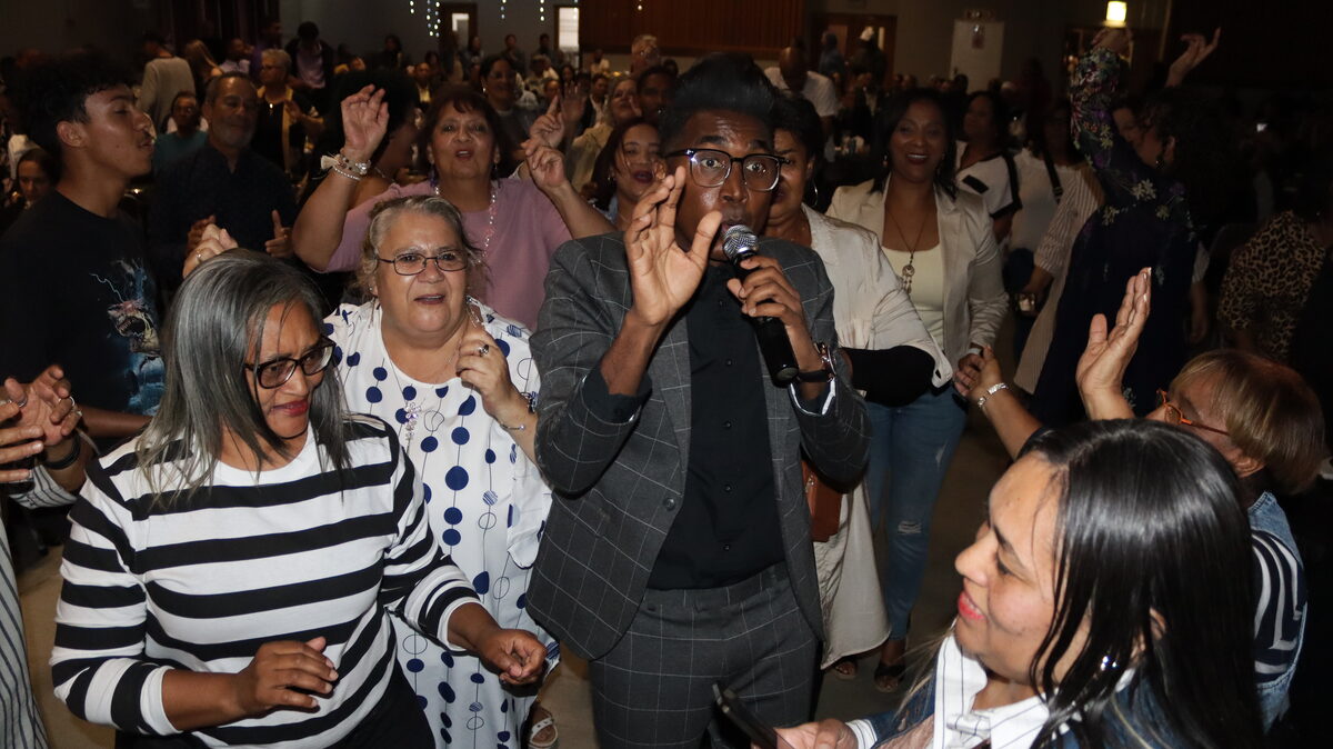 Emo Adams tussen die skare by die Purple Rose Collective-konsert.