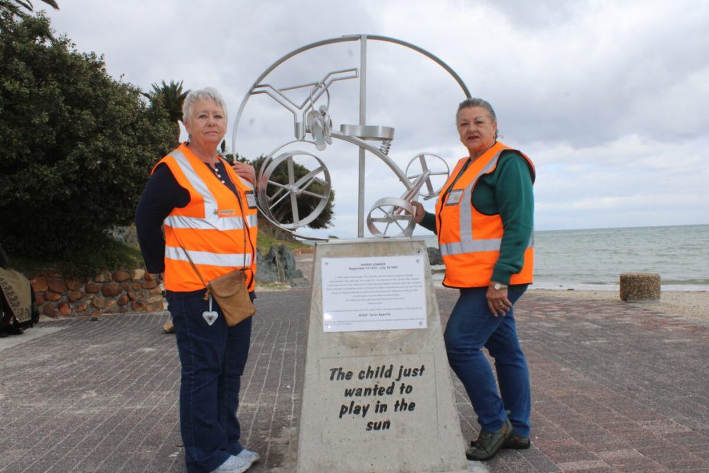 Afriforum Helderberg-lede, Hanli Stander en Nellie Meyer by die gerestoureerde gedenktening.