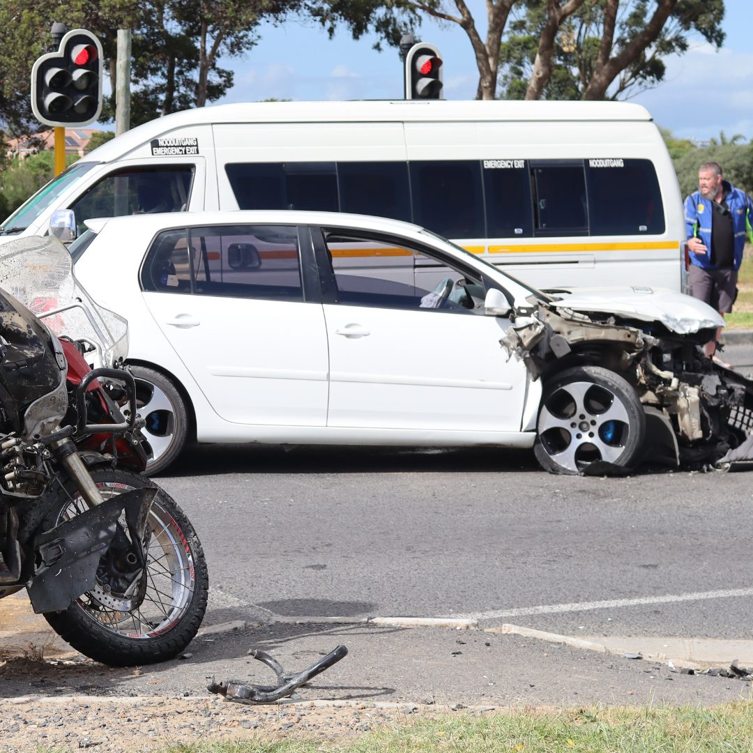 Motorfietsryer ernstig beseer in Somerset-Wes-botsing