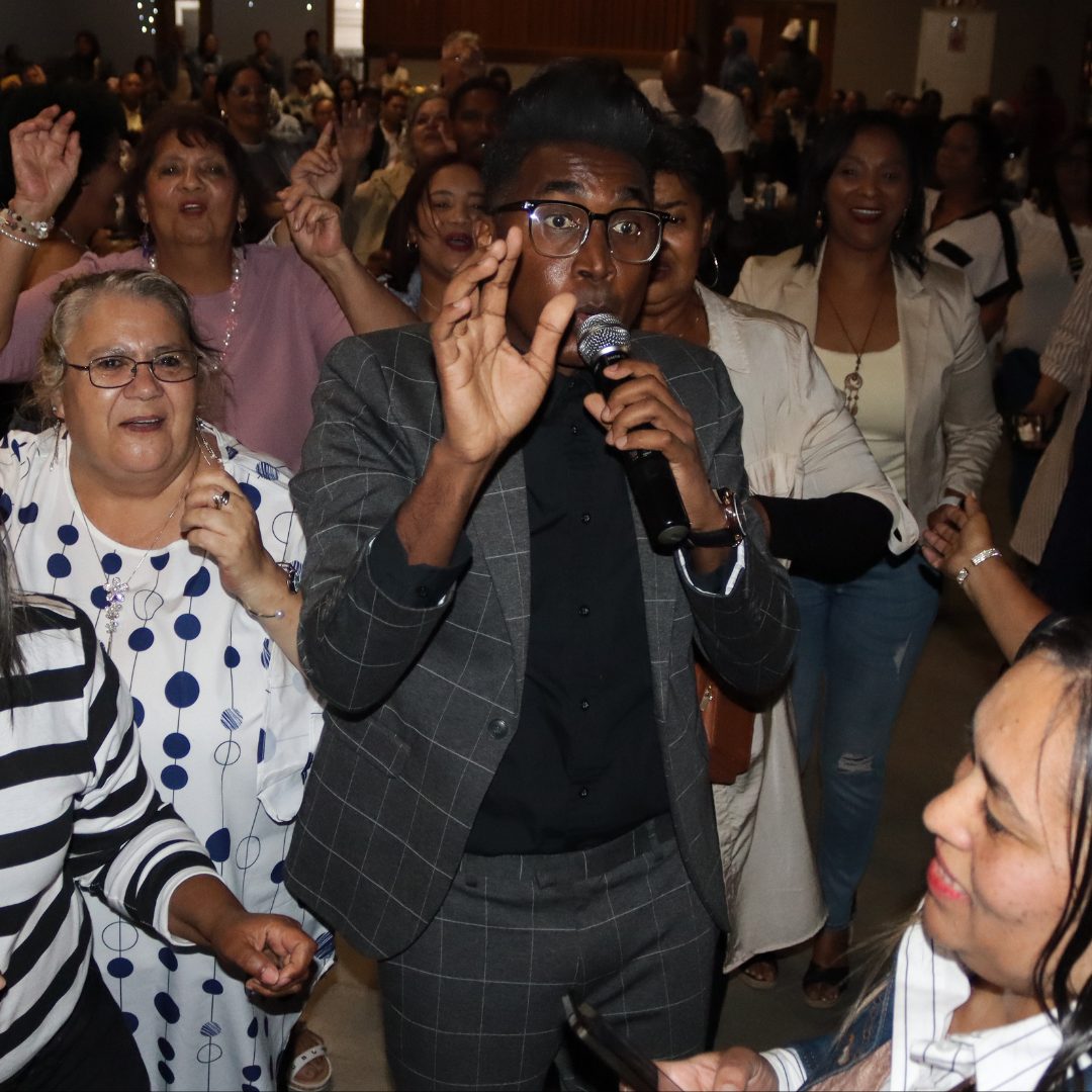 Jong drome maak saak! – Purple Rose se Strand-konsert help jeug