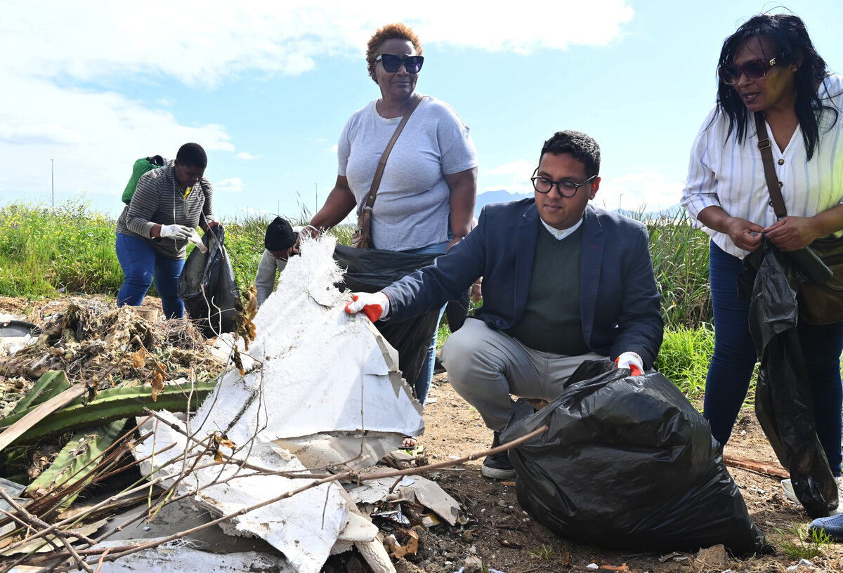 Councillor Zahid Badroodien joined Oasis “Reach for your Dreams” in Strand to support a Soet River clean-up and engage residents in an awareness drive.