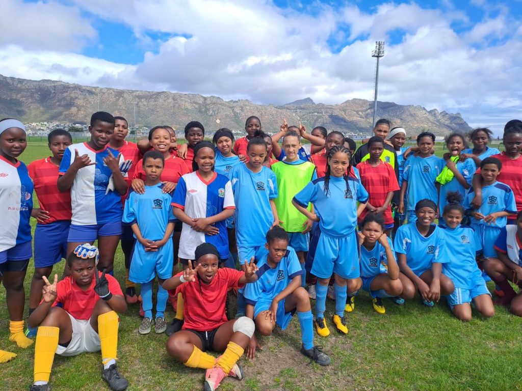 Excelsior en Kenpark United se o.12-meisiespanne vier saam die groei van vrouesokker in Strand
