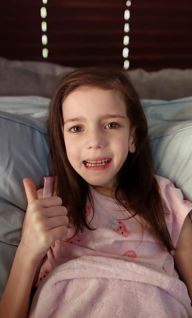 Mia-Miri Wessels (5) glimlag terwyl sy teen leukemie veg.