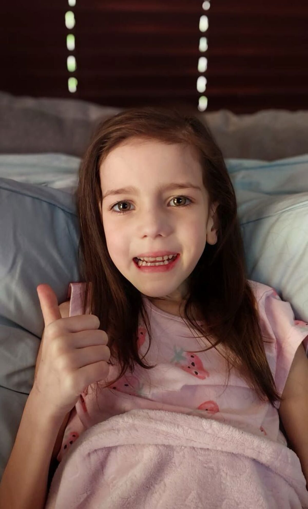 Mia-Miri veg dapper teen leukemie met gemeenskap se ondersteuning