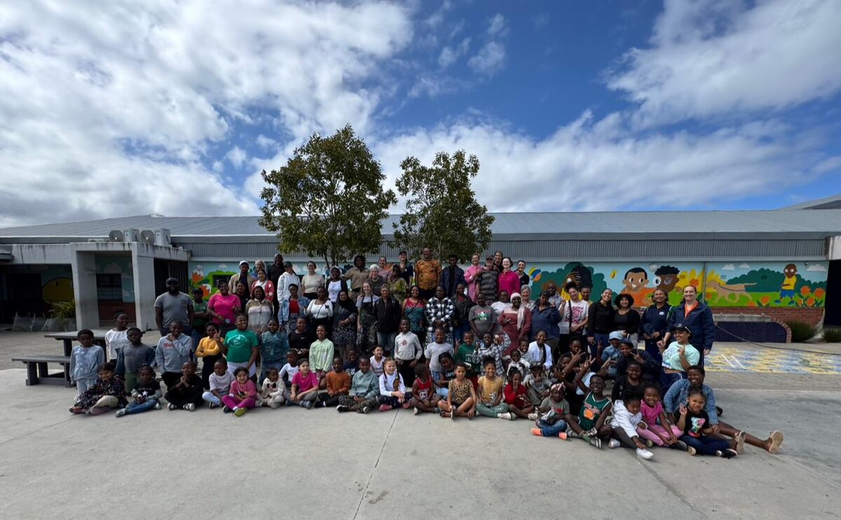 Kinders se tekeninge word muurskilderye by Altena Primêre Skool