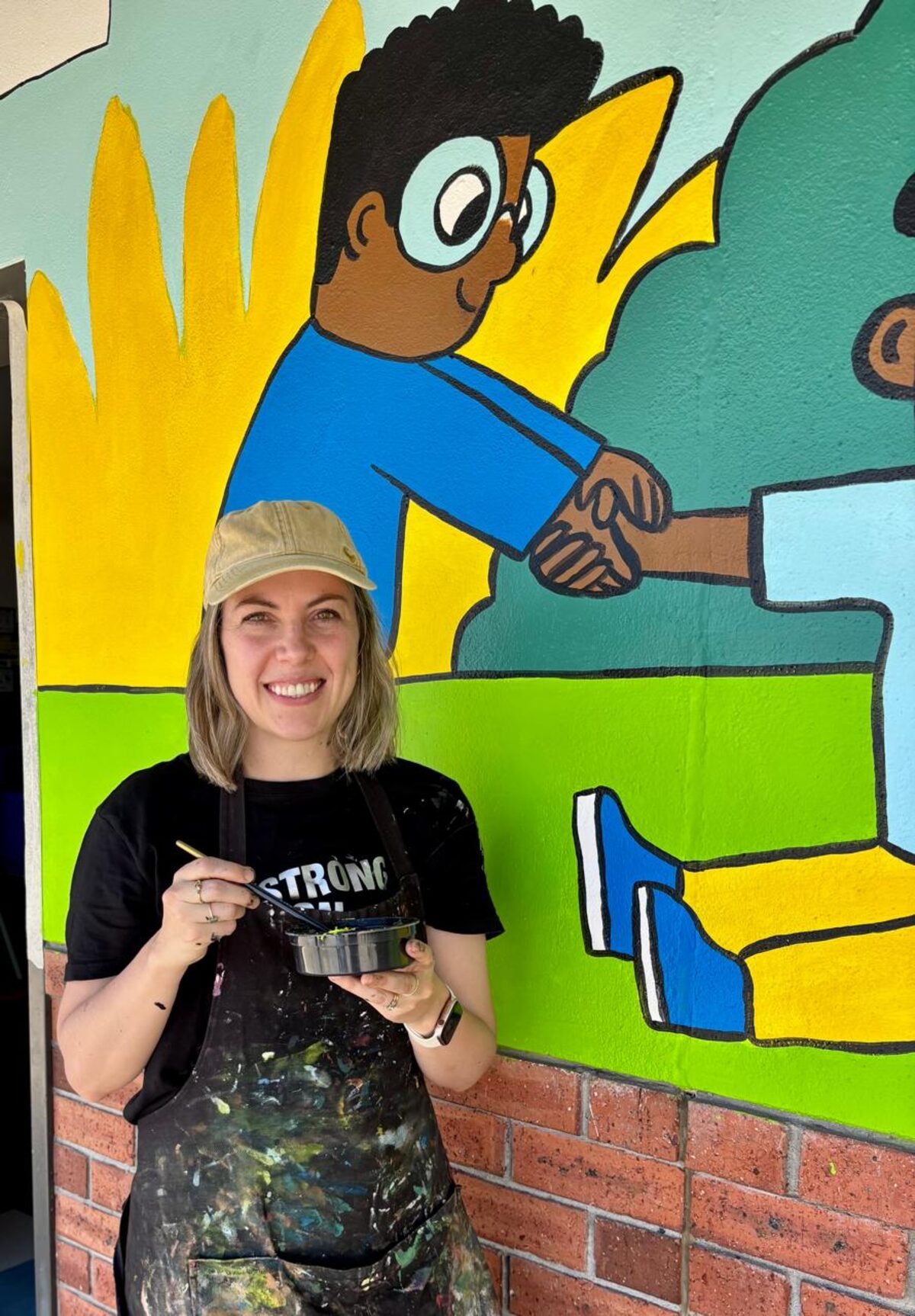 Mieke Hall verf mure by Altena Primêre Skool gange.