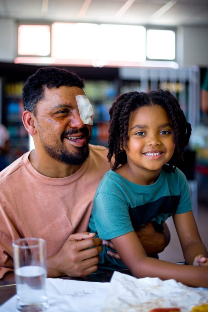 Dean Marais en Lincoln van Wyk, wat sy filmseun speel. Marais het intussen van Wyk se peetpa geword.